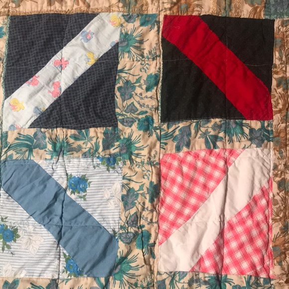 QUILT, COLORFUL, Patchwork VINTAGE FABRIC. 68”x88 looks better in Person. 🔎❤️👀 - Picture 11 of 16